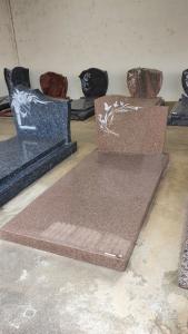 Monument funéraire en granit Bohus exposé à notre agence de Lezay.

 

Pour tout renseignement supplémentaires,