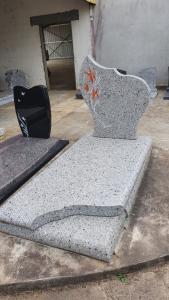 Monument funéraire en granit Huelgoat exposé à notre agence de Lezay.

 

Pour tout renseignement supplémentaires,